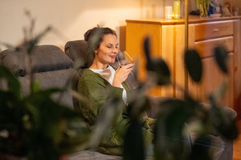 Eine 38-Jährige genießt ihren Wein. Kurz darauf ist sie tot. Die Suche nach ihrem Mörder wird die Ermittlerinnen und Ermittler viel Kraft und Ausdauer kosten. – Bild: ZDF und Saskia Pavek