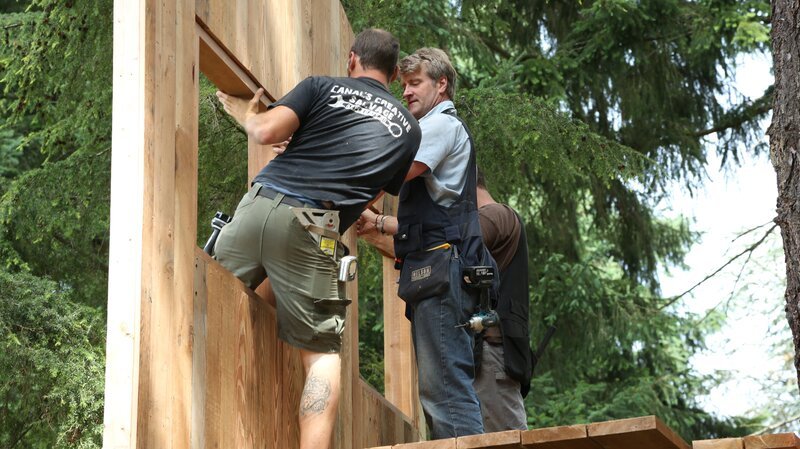 The build crew putting a wall into place. – Bild: Animal Planet /​ Discovery Communications