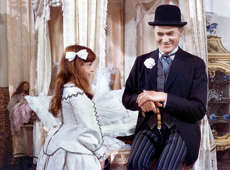 Als Pan Tau (Otto Simanek) Claudia auf dem Schloss besucht, ist es mit der Langeweile vorbei. – Bild: NDR/​WDR /​ WDR Kommunikation/​Redaktion Bild