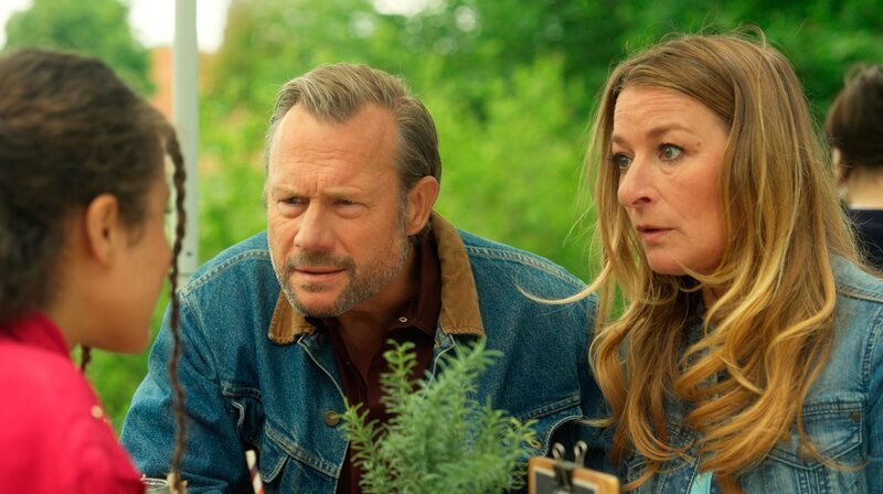 ls Carla und Michael von einem angeblichen Geist auf dem Pferdehof berichten, schlägt Ellie vor, durch eine Séance Kontakt zu dem Geist aufzunehmen. – Bild: NDR