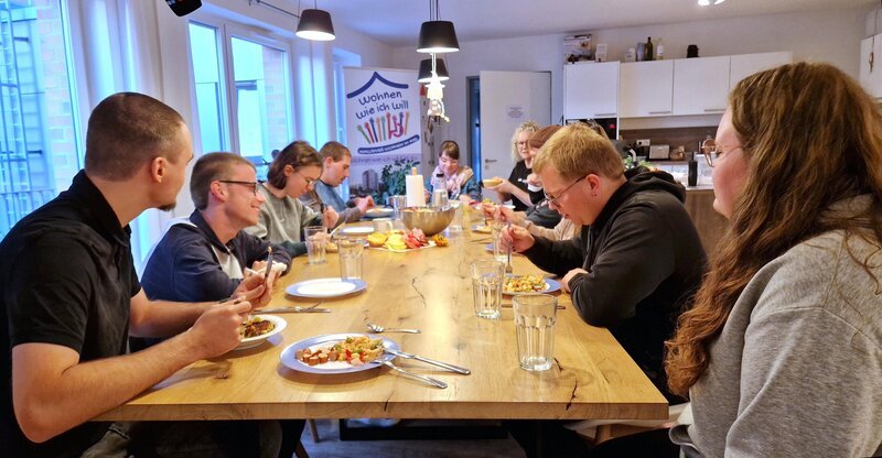 Bewohner und Betreuer der Inklusions-WG essen gemeinsam zu Abend. – Bild: RTL /​ TVN FACTUAL ENTERTAINMENT /​ Die Inklusions-WG – Zusammen wohnen, zusammen wachsen
