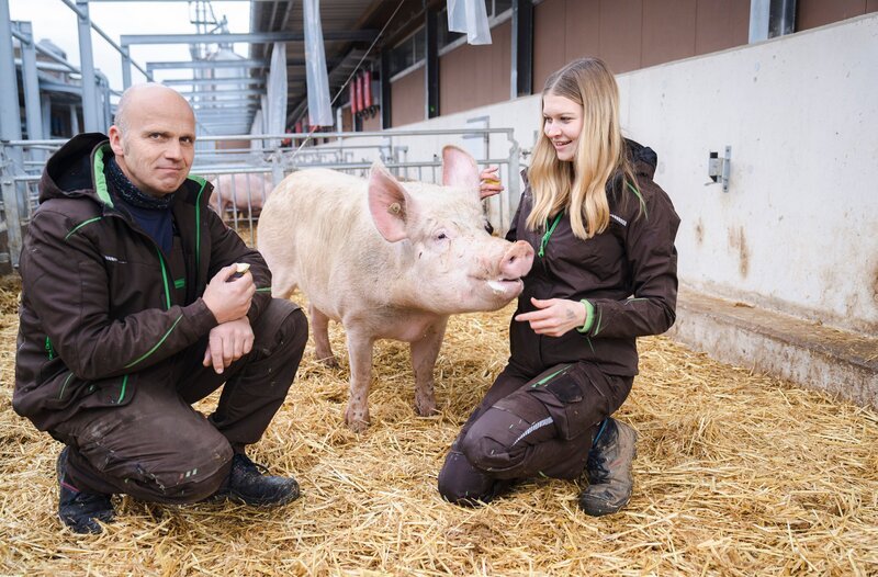 Sie sind Azubis und sie lieben ihren Job. Was wird sie diesmal auf den Baustellen erwarten? Oft wachsen die Auszubildenden über sich hinaus, manchmal geht auch alles schief. Zum Glück sind ihre Ausbilder, die Meister und Gesellen, eng an ihrer Seite. Und auch ihre Freunde und alle Familienmitglieder fiebern mit. – Neele liegen zwei der vielen Schweine besonders am Herzen. Das eine darf bleiben, doch das andere wird bald geschlachtet werden – Azubine Neele und Ausbilder Norbert – Bild: WDR/​Ben Knabe