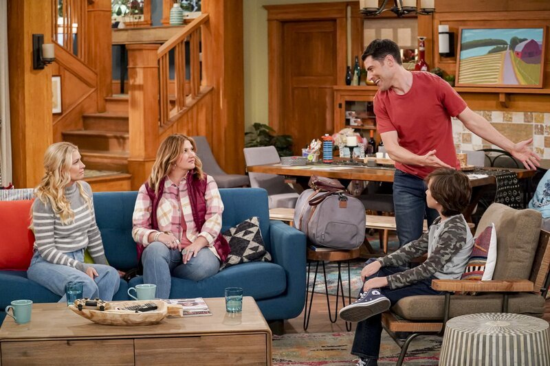 (v.l.n.r.) Gemma Johnson (Beth Behrs); Brittany (Deborah Baker jr.); Dave Johnson (Max Greenfield); Grover Johnson (Hank Greenspan) – Bild: CBS Broadcasting, Inc. /​ Monty Brinton