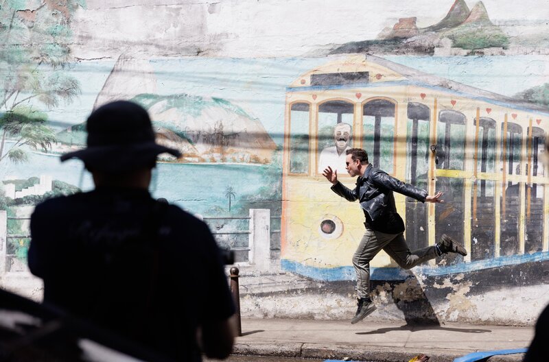 Eric Gauthier tanzt vor einer Wandmalerei in Rio de Janeiro. – Bild: SWR