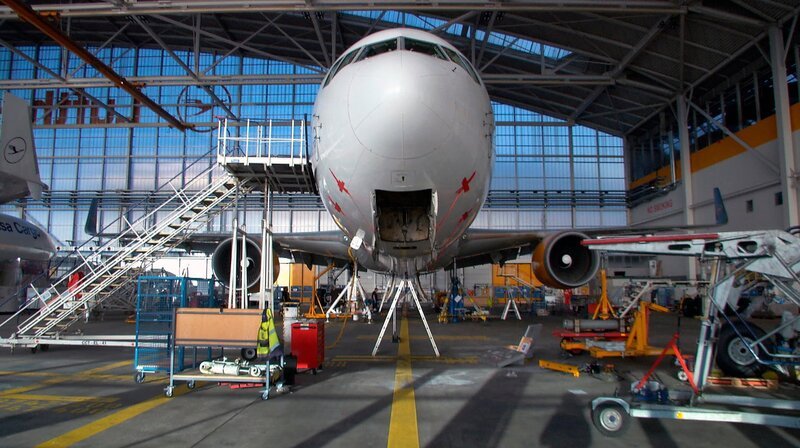 Die Boing 767 ist 21 Jahre alt. Zeit für ein neues Fahrwerk. – Bild: HR