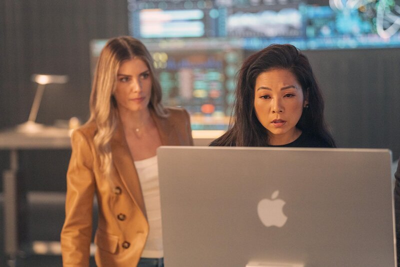 Addison Augustine (Caitlin Bassett, l.); Jenn Chu (Nanrisa Lee, r.) – Bild: Universal Television LLC /​ Ron Batzdorff