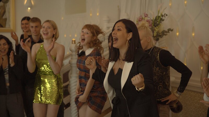 Elif (Jasmin Shakeri, r.) feiert ihren 40. Geburtstag. Sie freut sich, dass Fitnesstrainer Damian gekommen ist und zugibt, dass sie ihn besiegt hat. Lena (Sarah Bauerett, 4.v.r.) und Franzi (Llewellyn Reichman, 4.v.l.) sind ebenfalls außer sich vor Freude. – Bild: Anne Wilk /​ ZDF