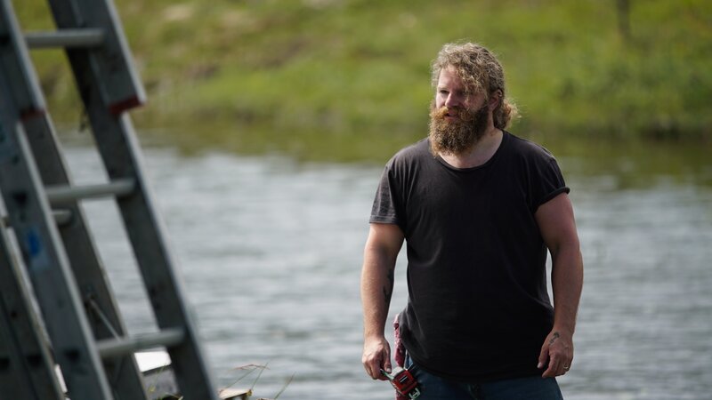 Noah Brown ist auf der Suche nach einem Grundstück in Alaska für seine junge Familie. Noah und Gabe arbeiten an einem Tauschgeschäft für ein Abstellgleis, das Noahs zukünftigen Kauf erleichtern soll. – Bild: Discovery, Inc.