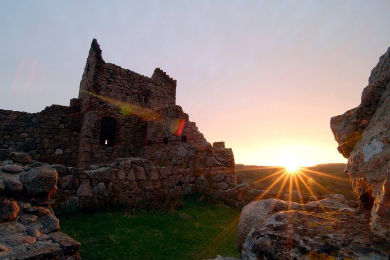 Hammershus war einst eine der größten Burgen Nordeuropas. Mittlerweile gehört die Burgruine zum Weltkulturerbe. – Bild: NDR/​Nautilusfilm/​NDR Naturfilm