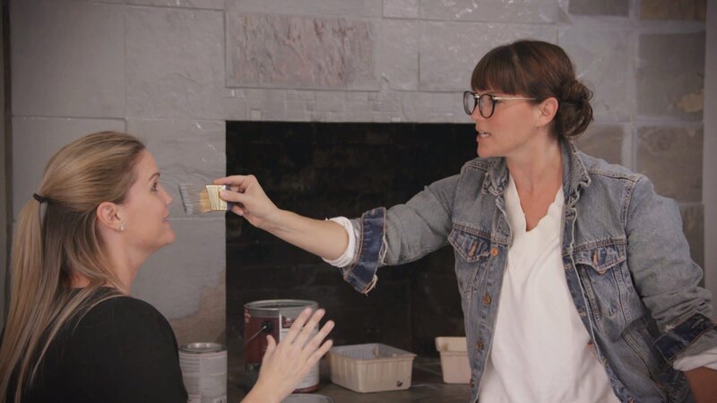 : Ein Ehepaar zieht aus beruflichen Gründen in einen anderen Bundesstaat und braucht die Hilfe von Leslie und Lyndsey, um ihr Haus zu verkaufen. Seit über einem Monat versuchen sie vergeblich, ihr Zuhause mit vier Zimmern loszuwerden, doch es sieht schlecht aus, obwohl es in einem beliebten Viertel steht. Doch der gewagte Stil der beiden spricht nicht viele Käufer:innen an. Die Zwillinge renovieren das Haus und verpassen ihm einen modernen Landhausstil, um Interessenten anzulocken, die gerne Zeit zuhause verbringen. – Bild: HGTV