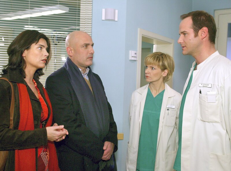 Die 16-jährige Tochter von Marlene und Eduard Kramm wurde nach einem Verkehrsunfall in die Sachsenklinik eingeliefert. Dr. Kathrin Globisch und Dr. Achim Kreutzer informieren die besorgten Eltern über den Gesundheitszustand ihrer Tochter. Ausserdem teilen sie den Eltern mit, dass Sophie im zweiten Monat schwanger ist. Sophies Eltern sind fassungslos. – Bild: MDR/​Krajewski