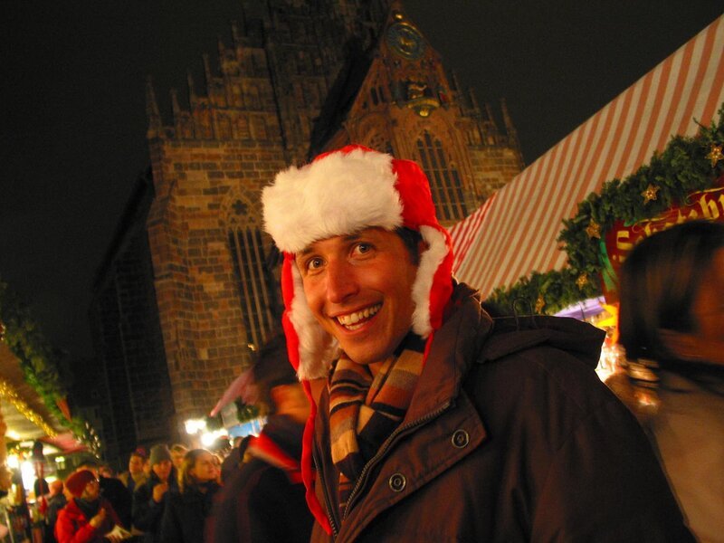 Willi auf dem Nürnberger Christkindlesmarkt. Er möchte das Christkindl treffen und es nach seinem Weihnachtswunsch fragen. – Bild: BR/​megaherz gmbh