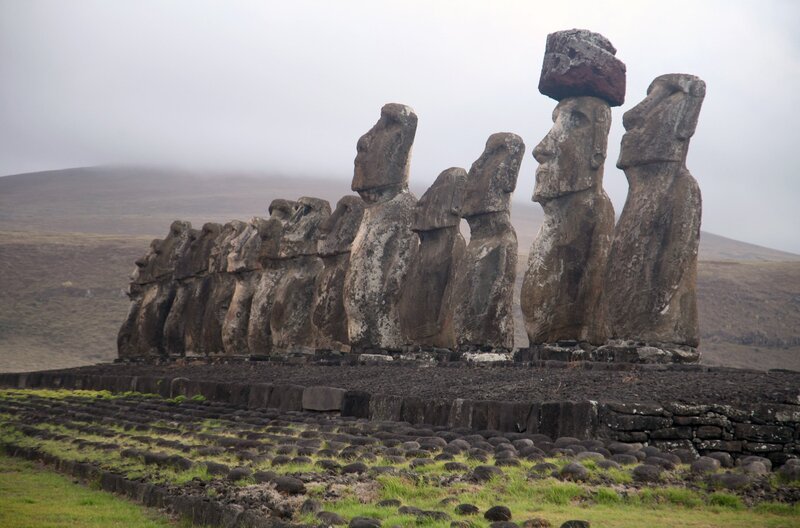 Moai-Statuen – von den Vorfahren der Insulaner wurden circa 900 Steinfiguren auf der Osterinsel errichtet. – Bild: MedienKontor/​J. Michael Schumacher