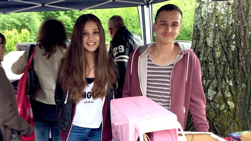 Luana und Mauro an ihrem Flohmarktstand – Bild: RTL II