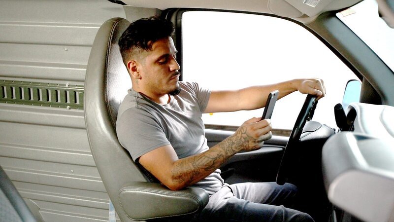 Recreation scene of Kamryn Johnson’s kidnapper calling her mother, Sheratan, from a van. – Bild: A+E NETWORKS