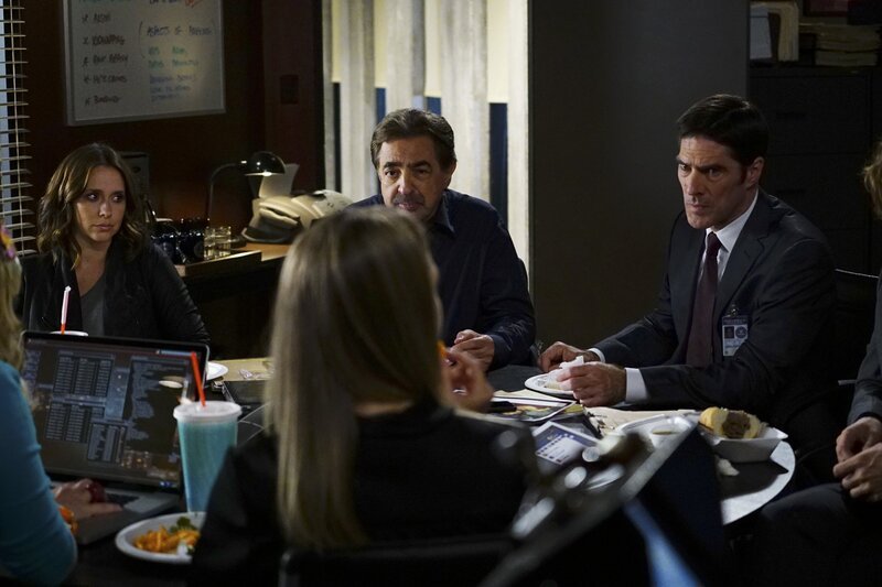 In Maryland wurden mehrere Social-Media-Persönlichkeiten tot aufgefunden. Hotch (Thomas Gibson, r.), Rossi (Joe Mantegna, 2.v.r.), JJ (AJ Cook, 2.v.l.) und Kate (Jennifer Love Hewitt, l.) beginnen mit den Ermittlungen, um den Täter schnellstmöglich zu fassen … – Bild: 2015 American Broadcasting Companies, Inc. All rights reserved. /​ Richard Cartwright Lizenzbild frei