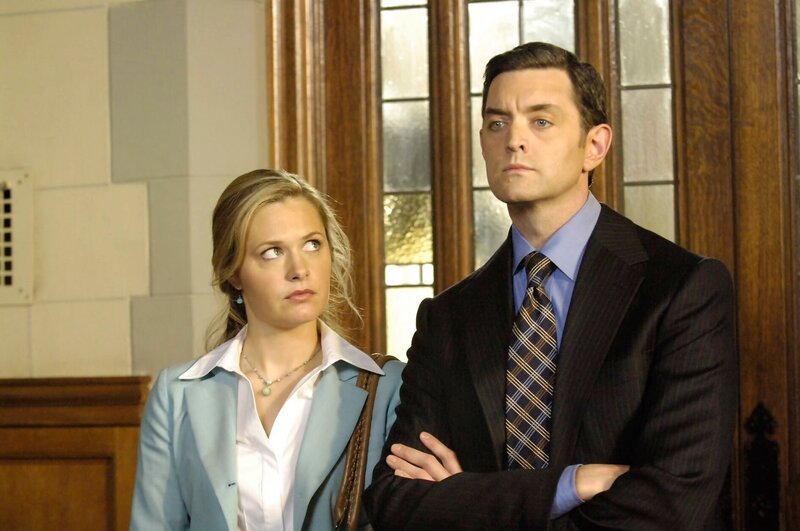 PSYCH -- „Speak Now Or Forever Hold Your Piece“ Episode 1002 -- Pictured: (l-r) Maggie Lawson as Juliet O’Hara, Tim Omundson as Roland Lassiter – Bild: USA Network /​ UNIVERSAL CHANNEL /​ Alan Zenuk