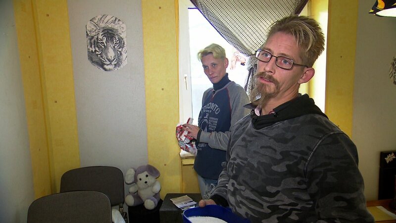 David und Freundin Angela müssen das Chaos in Ordnung bringen, das Nick hinterlassen hat. – Bild: rtl 2