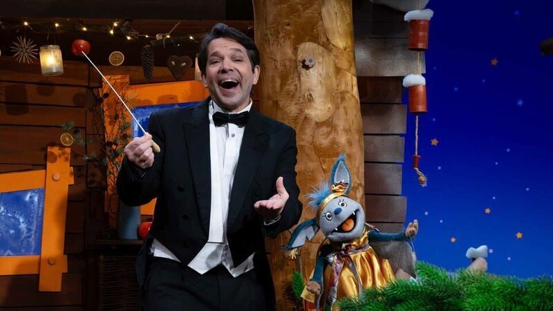 Juri und Fidi geben ihr Weihnachtskonzert und haben sich extra schick angezogen. – Bild: KiKA