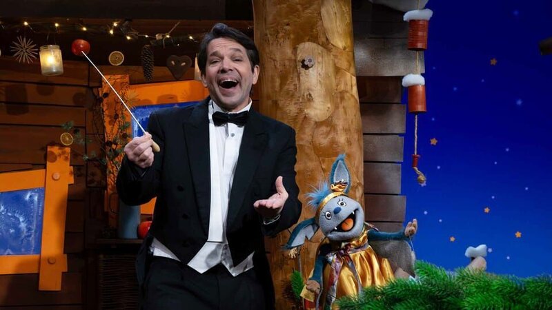 Juri und Fidi geben ihr Weihnachtskonzert und haben sich extra schick angezogen. – Bild: KiKA