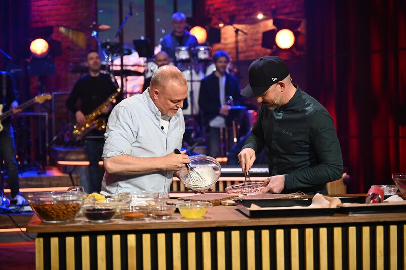 V.li.: Stefan Raab und Star-Pâtissier Christian Hümbs schlagen Eischnee um die Wette. – Bild: RTL /​ Raab Entertainment/​ Julia Feldhagen