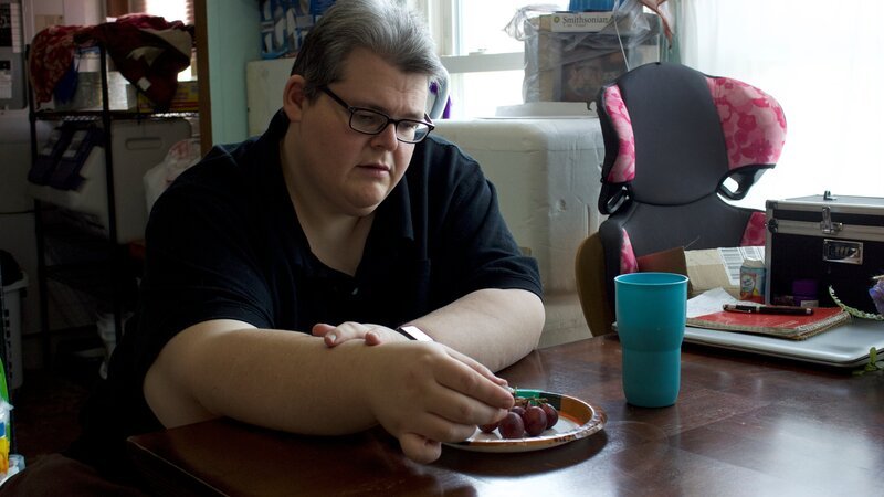 Aaron sitting in front of a meal – Bild: Discovery Communications
