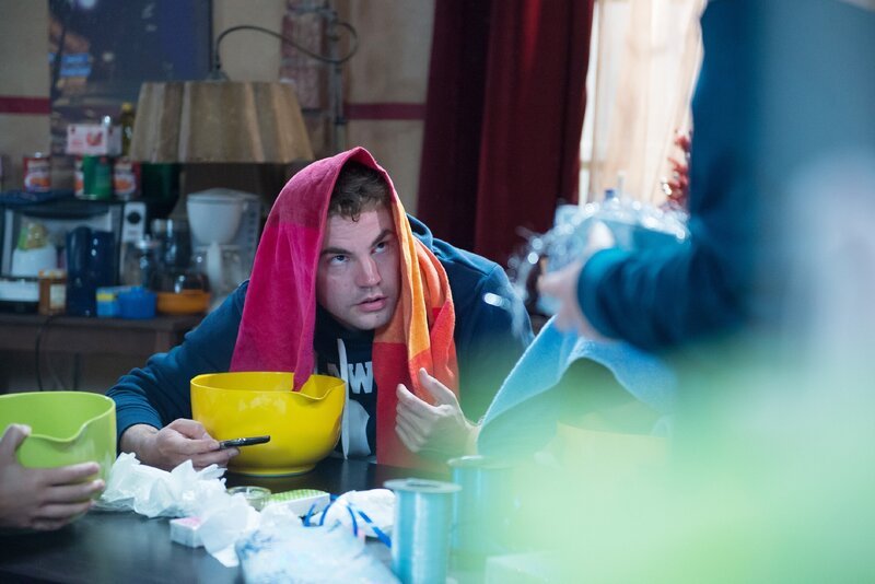 Immer noch nicht richtig gesund, bekommt Bambi (Benjamin Heinrich) nun auch noch das ungute Gefühl, dass mit Sina und Amelie etwas nicht stimmt … – Bild: RTL /​ Stefan Behrens