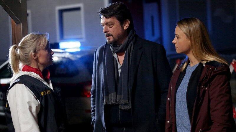 Gerichtsmedizinerin Eva Merz (Eva Herzig, li.) mit LKA-Kommissar Sascha Bergmann (Hary Prinz) und seiner Kollegin Anni Sulmtaler (Anna Unterberger). – Bild: ARD Degeto/​ORF/​Allegro Film/​Stefan Haring