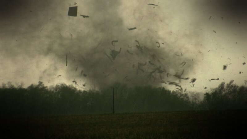 An early tornado devastates a house and kicks up debris in Bowling Green, Missouri; image shows house and debris. – Bild: Discovery Communications