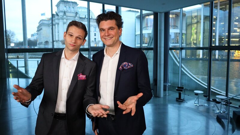 Fabian Köster (l.) und Lutz van der Horst (r.) freuen sich auf ihren Jahresrückblick „heute-show spezial – Das war 2025“. – Bild: ZDF und Thomas Wolfschläger