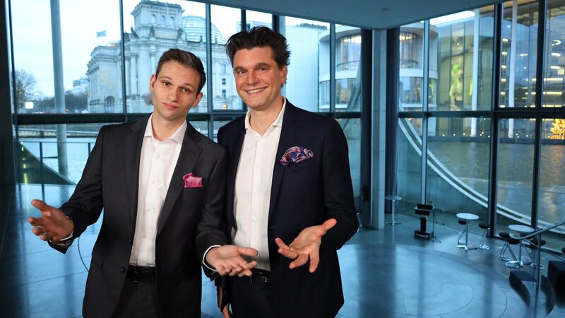 Fabian Köster (l.) und Lutz van der Horst (r.) freuen sich auf ihren Jahresrückblick „heute-show spezial – Das war 2025“. – Bild: ZDF und Thomas Wolfschläger