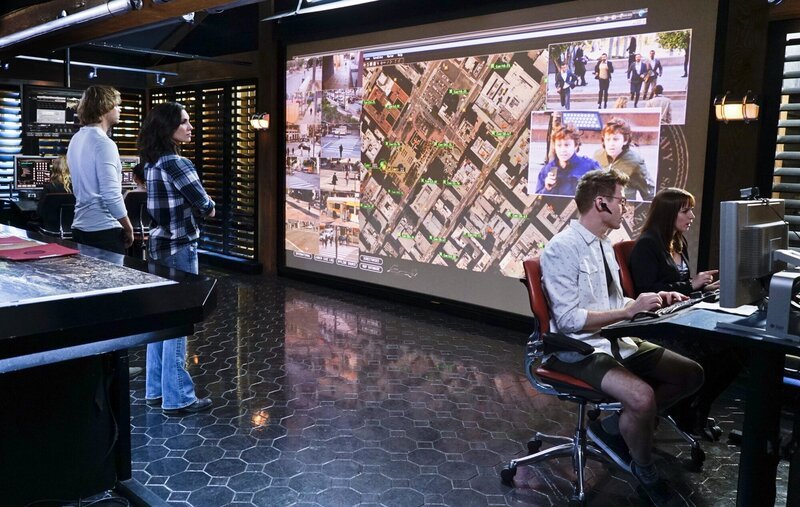 Eric Christian Olsen (LAPD Liaison Marty Deeks), Daniela Ruah (Special Agent Kensi Blye), Barrett Foa (Tech Operator Eric Beale) und Renée Felice Smith (Intelligence Analyst Nell Jones) versuchen, ein Kind zu retten. – Bild: CBS Broadcasting, Inc.