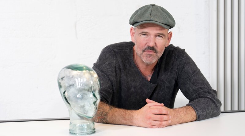 Dr. med. Heinz-Wilhelm Esser, Facharzt für Innere Medizin, Pneumologie & Kardiologie, geht in dieser Folge der drängenden Frage auf den Grund, warum depressive Menschen so lange auf einen Therapieplatz warten müssen. Er spricht mit Betroffenen, Angehörigen und Experten – offen, ehrlich und unbequem. – Bild: WDR /​ Solis TV /​ Melanie Grande