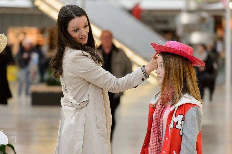Jenny (Kaja Schmidt-Tychsen) verbringt einen Tag mit Eriks Tochter Emilia (Tabea Willemsen) und versucht, bei einer Shopping-Tour ihre Sympathie zu gewinnen . – Bild: Willi Weber Fotografie