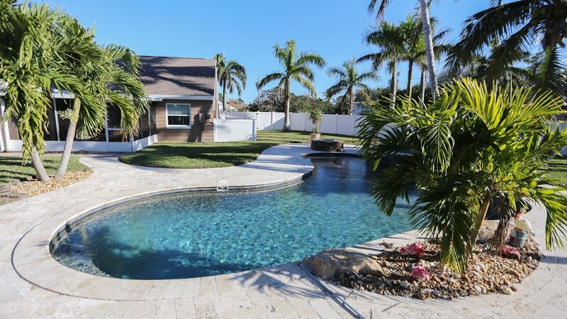 The large backyard and pool at the Bayshore House in Cocoa Beach, Florida, as seen on HGTV’s Beach Hunters. – Bild: WSP 6D DS1 /​ © 2017, Scripps Networks, LLC. All Rights Reserved.