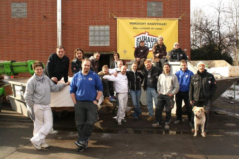 Das Zuhause im Glück-Team hilft heute einer fünfköpfigen Familie. Das Haus aus dem Jahr 1870 soll heller, schöner und sicherer für alle werden. – Bild: RTL II