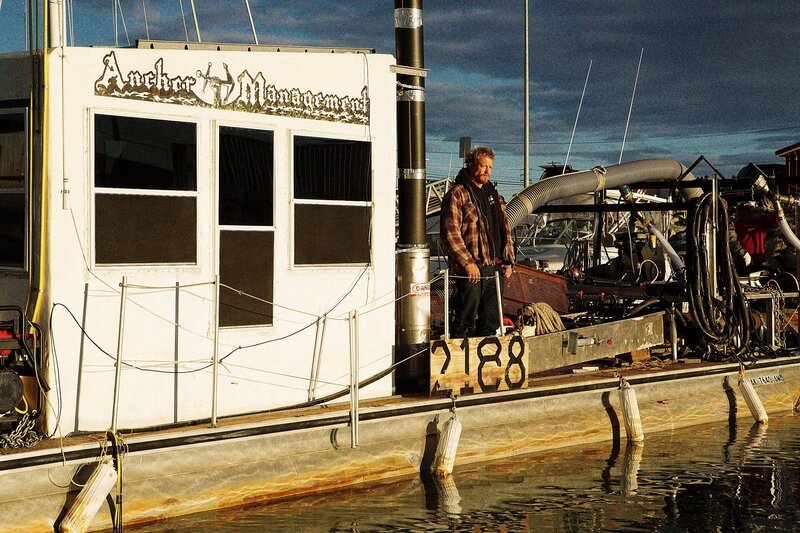Scott Meisterheim perring off the dredge. – Bild: Discovery Networks Picture Publicity
