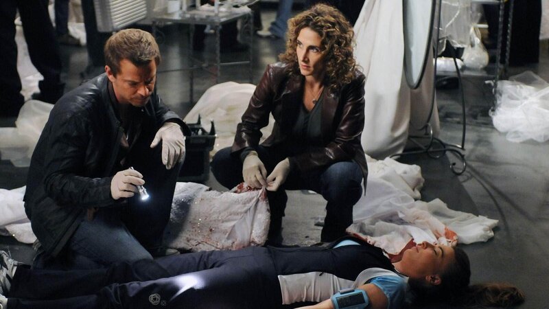 Während des Schlussverkaufs endete die Schnäppchenjagd für Laurel Downs (Ashley Cusato, liegend) tödlich. Die Detectives Messer (Carmine Giovinazzo) und Bonasera (Melina Kanakaredes) finden heraus, dass die Tote offensichtlich gar nicht auf der Suche nach einem Brautkleid war. – Bild: TVNOW /​ CBS