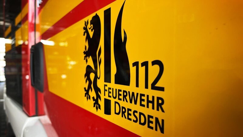 Feuerwehrauto Nahaufnahme. – Bild: Warner Bros. Discovery