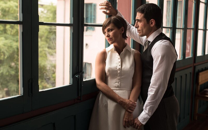 Ana Rivera (Paula Echevarría, l.); Alberto Márquez (Miguel Ángel Silvestre, r.) – Bild: Enrique Baró Ubach