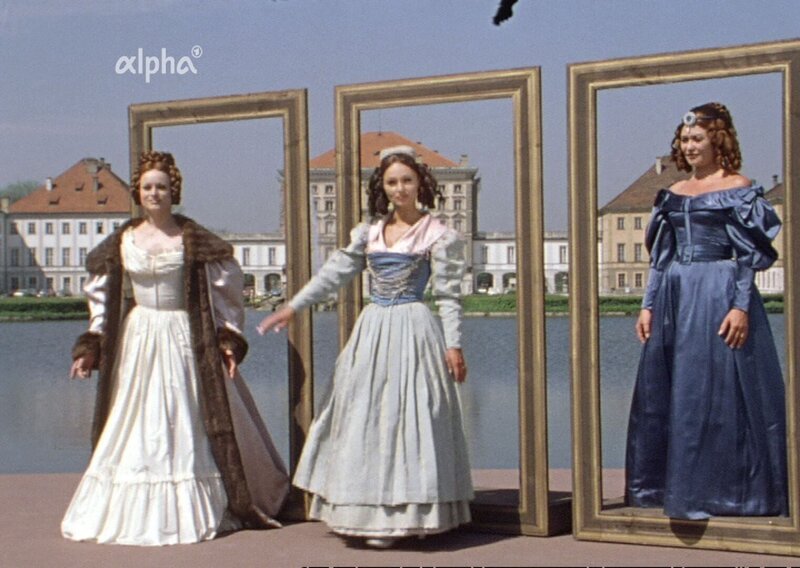 Gedreht wurde diese Dokumentation von 1971 über die Modebranche in München zusammen mit dem Ballettensemble des Staatstheaters am Gärtnerplatz. Auf einer improvisierten Bühne z. B. vor dem Schloss Nymphenburg werden in tänzerischer Weise Modekollektionen vorgeführt. Es geht aber auch raus aufs Land zu einem See, um Damenbademoden vorzuführen. Zu Wort kommen Modeschöpfer wie Rudolph Moshammer, Heinz Oestergaard und andere. Sie belegen, warum damals Mode aus München ein Qualitätssiegel war. – Bild: BR