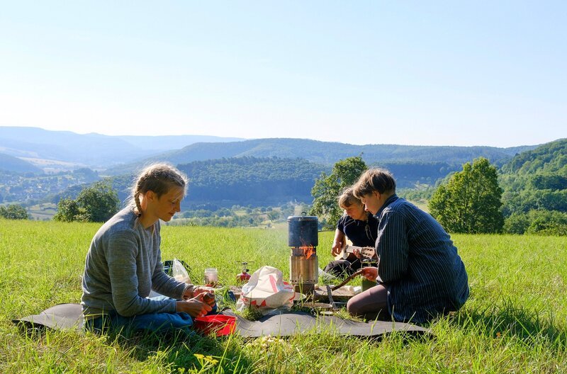 Leben ohne Profit, gemeinschaftlich und ökologisch, das ist die Vision der jungen Leute. – Bild: HR/​Felix Bruns
