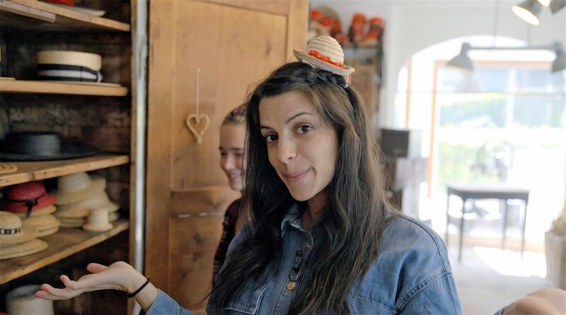 In einer Strohmanufactur findet Moderatorin Clarissa traditionelle und moderne Hüte aus Stroh – in allen Größen. – Bild: Radio Bremen, WDR/​Marina Schnieders