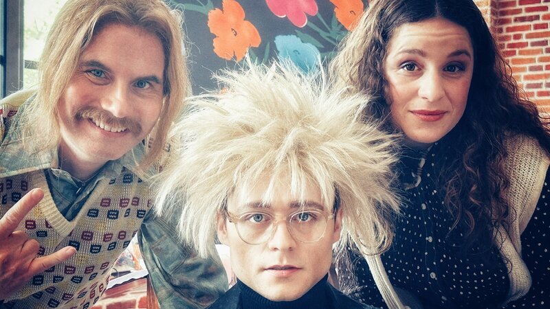 Frauke (Lou Strenger, r.) und Bernd (Carsten Strauch, l.) aus Kassel sind im Glück. Sie treffen ihr Idol Andy Warhol (Tom Böttcher, M.) in dessen Künstler-WG. Die Nacht läuft allerdings anders als geplant und hat verheerende Folgen. – Bild: ZDF und Erik Haffner