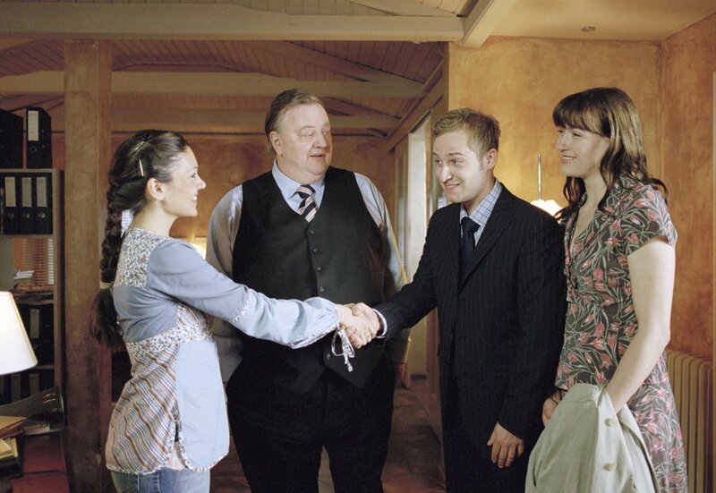 Yasmin (Burcu Dal, l.) kann ihre Gefühle nicht verbergen. Besorgt beobachtet Gregor Ehrenberg (Dieter Pfaff, l. ), wie überschwänglich sie Alexander Wulf (Niels Bruno Schmidt, 2.v.r.) begrüßt, der mit seiner Freundin Lydia Gröhmer (Claudia Mehnert, r.) in die Kanzlei gekommen ist. – Bild: HR/​ARD/​Marion von der Mehden