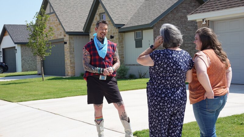 FROM LEFT TO RIGHT: HOST DAVID BROMSTAD, KATHRYN SUE TAYLOR, AND NICOLE GOLLIHAR MEET OUTSIDE OF HOUSE 3, REDBUD RIDGE, HERO – Bild: HGTV US /​ Warner Bros. Discovery, Inc.