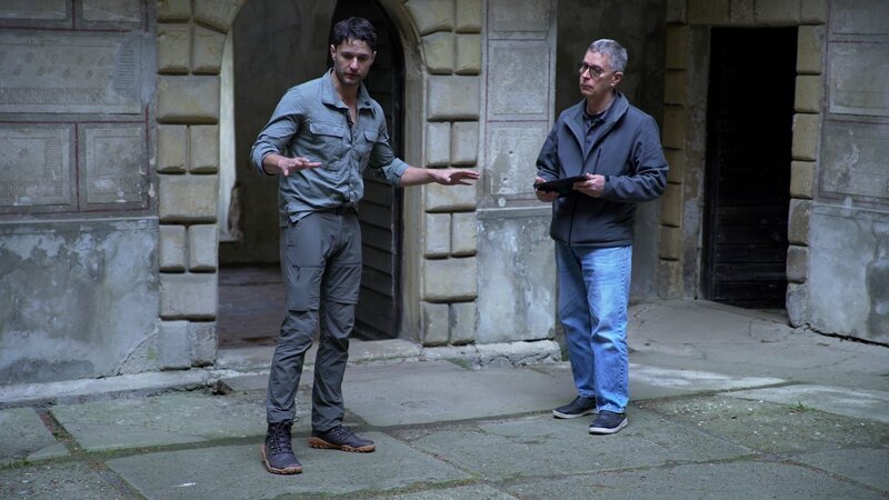 Phil T. and GPR Specialist, Frank C. discuss the chapel’s GPR recordings. – Bild: Warner Bros. Discovery, Inc. or its subsidiaries and affiliates.
