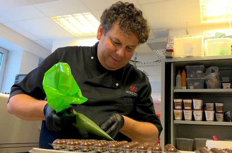 Laurent Gerbaud bereitet belgische Pralinen zu. – Bild: Elephant Adventures