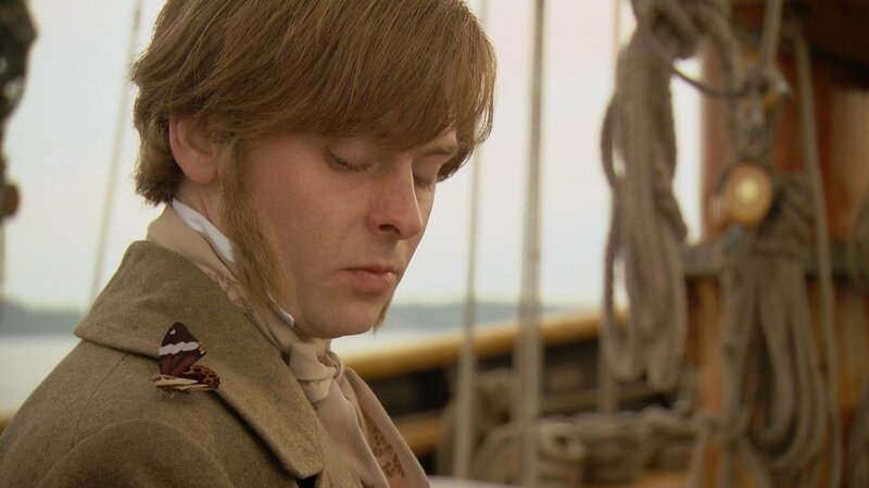 Charles Darwin (Sven Hussock) an Deck der „Beagle“. – Bild: BR/​INTER/​AKTION