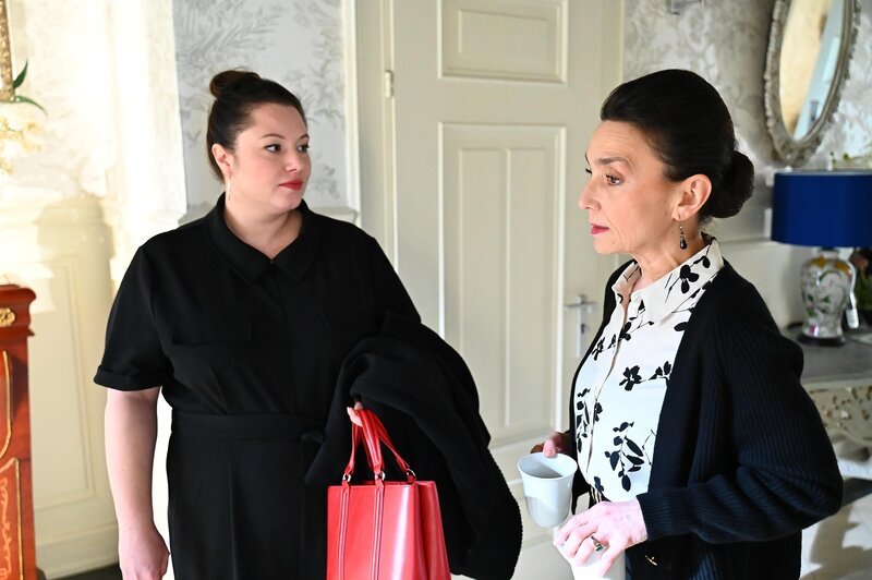 Vanessa (Julia Augustin, l.) verordnet Simone (Tatjana Clasing) besorgt etwas Ablenkung. – Bild: RTL /​ Julia Feldhagen /​ Noch einmal All in